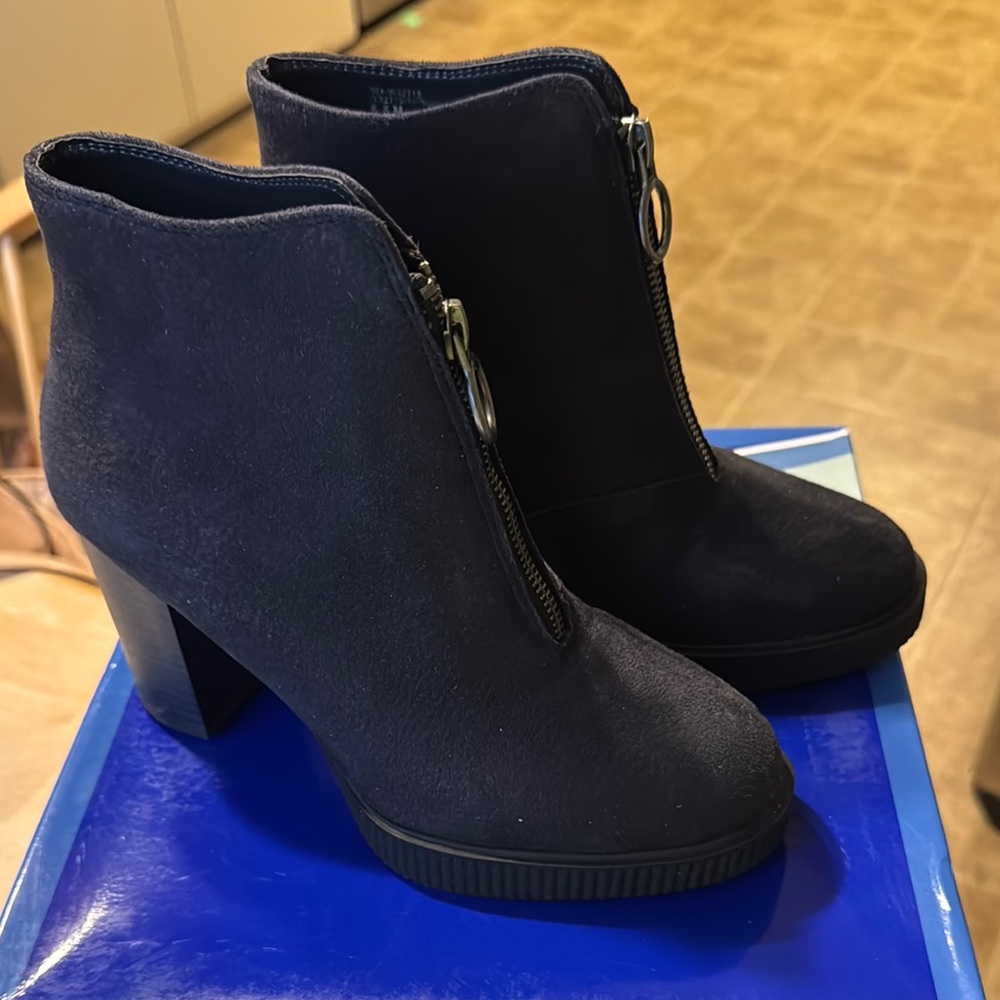White Mountain Black Ankle Booties with Chunky Heel style Thoughtful 6.5